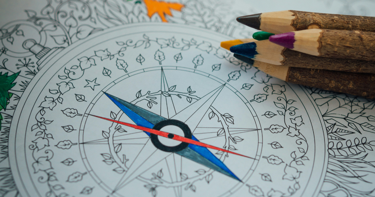Kleurtekening van een kompas en kleurpotloden