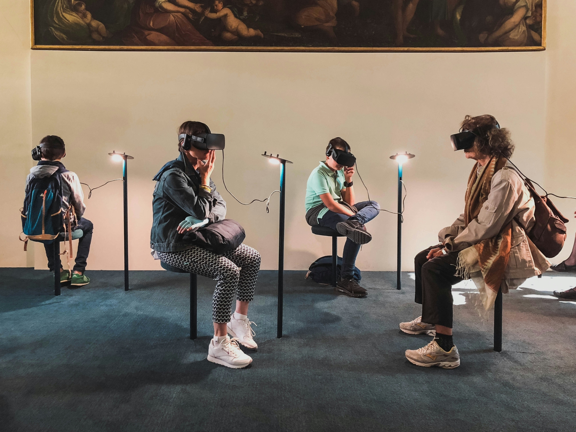4 zittende mensen met virtual reality-brillen